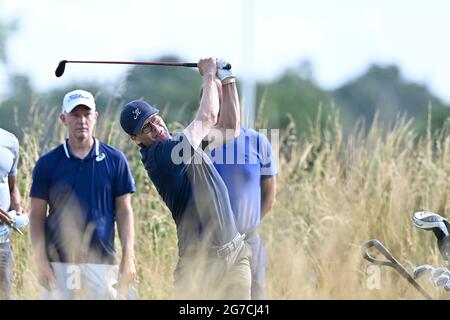 Prince Daniel jouant au golf avec l'ancien professionnel de tennis Thomas Johansson pendant le Victoria Golf annuel au golf d'Ekerum, Borgholm, Oland, Suède, juillet 13, 2021. Foto: Mikael Fritzon / TT / code 62360 Banque D'Images