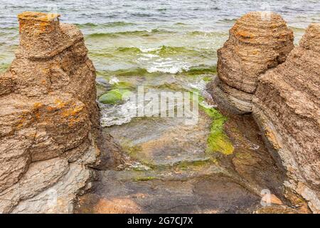 Pile de la mer au bord de la mer avec des vagues ondulantes Banque D'Images