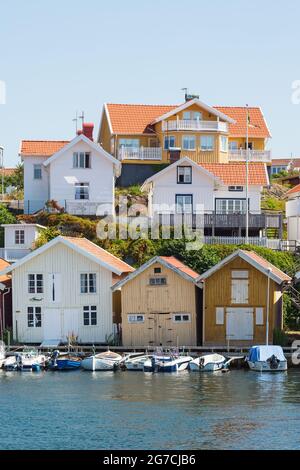 Maisons et bateaux à la jetée sur la côte Banque D'Images