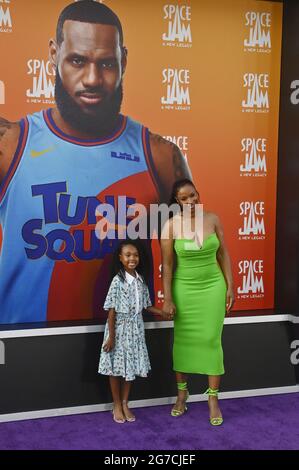 Los Angeles, États-Unis. 12 juillet 2021. Savannah Bronson, l'épouse de LeBron James et leur fille Zhuri assistent à la première du film d'animation SSCI-fi FANTASY « Space Jam » au Regal Cinemas LA Live à Los Angeles le lundi 12 juillet 2021. Scénario : une intelligence artificielle dévoyante enlève le fils du célèbre joueur de basket-ball LeBron James, qui doit ensuite travailler avec Bugs Bunny pour gagner un match de basket-ball. Photo de Jim Ruymen/UPI crédit: UPI/Alay Live News Banque D'Images