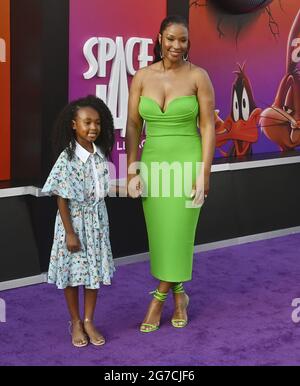 Los Angeles, États-Unis. 12 juillet 2021. Savannah Bronson, l'épouse de LeBron James et leur fille Zhuri assistent à la première du film d'animation SSCI-fi FANTASY « Space Jam » au Regal Cinemas LA Live à Los Angeles le lundi 12 juillet 2021. Scénario : une intelligence artificielle dévoyante enlève le fils du célèbre joueur de basket-ball LeBron James, qui doit ensuite travailler avec Bugs Bunny pour gagner un match de basket-ball. Photo de Jim Ruymen/UPI crédit: UPI/Alay Live News Banque D'Images