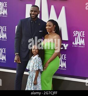 Los Angeles, États-Unis. 12 juillet 2021. LeBron James, membre du casting, et son épouse Savannah Bronson, ainsi que leur fille Zhuri, assistent à la première du film d'animation SSCI-fi FANTASY « Space Jam » au Regal Cinemas LA Live à Los Angeles, le lundi 12 juillet 2021. Scénario : une intelligence artificielle dévoyante enlève le fils du célèbre joueur de basket-ball LeBron James, qui doit ensuite travailler avec Bugs Bunny pour gagner un match de basket-ball. Photo de Jim Ruymen/UPI crédit: UPI/Alay Live News Banque D'Images