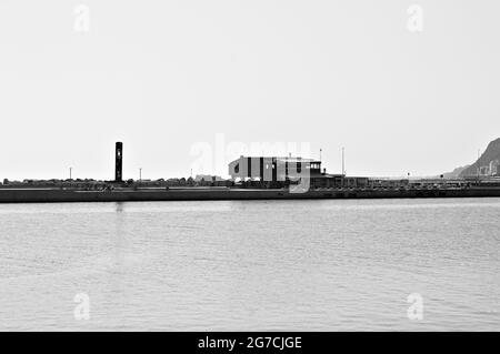 Pesaro, Italie - 09 juillet 2020 : la jetée est du port de Pesaro Banque D'Images