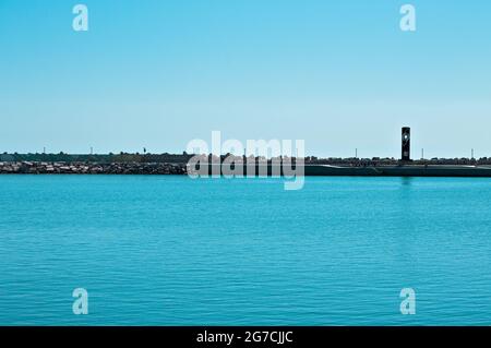 Pesaro, Italie - 09 juillet 2020 : la jetée est du port de Pesaro Banque D'Images