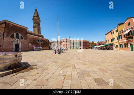 Place principale de l'île de Burano, Piazza Baldassarre Galuppi, avec l'église paroissiale de San Martino Vescovo et le clocher pendu (XVIe siècle). Banque D'Images