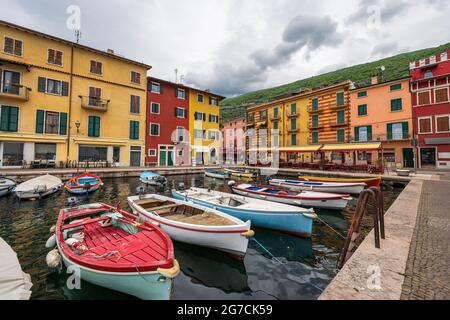 Port du village de Castelletto di Brenzone, station touristique sur la côte du lac de Garde. Municipalité de Brenzone sul Garda, Vérone, Vénétie, Italie. Banque D'Images