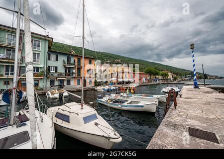 Port du village de Castelletto di Brenzone, station touristique sur la côte du lac de Garde. Municipalité de Brenzone sul Garda, Vérone, Vénétie, Italie. Banque D'Images