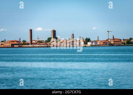 Île de Murano, célèbre pour la production de verre artistique avec ses anciens clochers et industries. Lagune de Venise, Vénétie, Italie, Europe. Banque D'Images