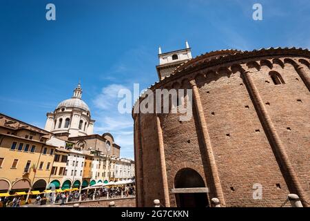 Mantoue, église Rotonda di San Lorenzo de style roman (1083-XI siècle) et basilique et cathédrale de Sant'Andrea (1472-1732), Italie. Europe. Banque D'Images