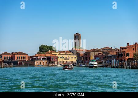 Île de Murano, célèbre pour la production de verre artistique. Canal avec des ferries et la cathédrale, Basilique des saints Maria et Donato, Italie. Banque D'Images