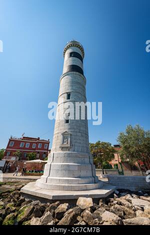 L'ancien phare de l'île de Murano en pierres blanches. Punta Faro, lagune de Venise, site classé au patrimoine mondial de l'UNESCO, Vénétie, Italie, Europe. Banque D'Images