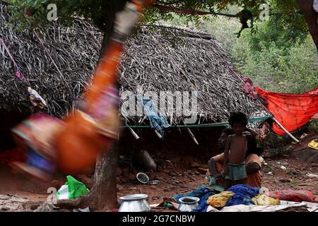 Chennai, Tamil Nadu, Inde. 13 juillet 2021. Les gens tribaux vus près de leur maison à Pazhavel i- UN essai de photo sur la vieille communauté tribale Irular. La communauté traditionnelle indigène d'Irular habite à Pazhaveli, un petit hameau près de Chengalpattu, à environ 80 kilomètres de Chennai. Les tribus vivent dans des maisons faites de briques et de pailles sur une colline. Ils se soutiennent en vendant du bois de chauffage, en prenant soin de l'agriculture et de la pêche. Ils n'ont pas de propriété foncière, même s'ils y ont vécu pendant plus d'un siècle. Crédit : Sri Loganathan/ZUMA Wire/Alay Live News Banque D'Images