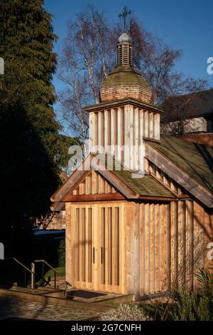 Chapelle du Mémorial du Bélarus, vue sur l'entrée, clocher et dôme. Chapelle commémorative biélorusse, Londres, Royaume-Uni. Architecte: Spheron, 2017. Banque D'Images