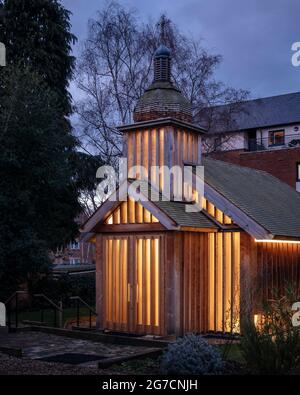 Chapelle du Mémorial du Bélarus, prise de vue au crépuscule, vue sur l'entrée de la chapelle, clocher et dôme avec lumières. Chapelle commémorative biélorusse, Londres, Royaume-Uni Banque D'Images