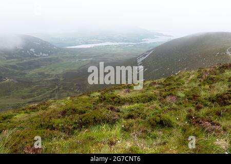 Les montagnes de Lergadaghtan font partie du chemin des pèlerins à Teelin , Co, Donegal, Irlande, vue de Slieve League sur le chemin des pèlerins Banque D'Images