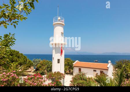 Vue sur la tour du phare de Pigeon Island à Kusadasi, Turquie. Banque D'Images