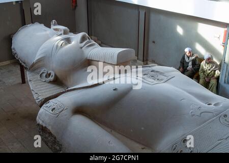 La statue de Ramses II à Memphis, près du Caire. Égypte Banque D'Images