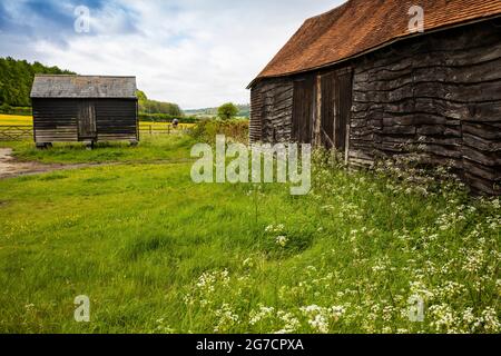 Royaume-Uni, Angleterre, Buckinghamshire, Hambleden Valley, Fingt, Grenier en bois sur des pierres à cheval pour protéger contre la vermine Banque D'Images