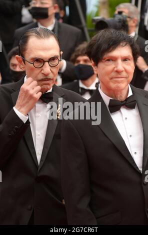 12 juillet 2021, CANNES, France: CANNES, FRANCE - 12 JUILLET: Ron Mael et Russell Mael de Sparks assistent à la projection de ''The French Dispatch'' lors du 74e Festival annuel du film de Cannes, le 12 juillet 2021 à Cannes, France. (Image de crédit : © Frederick InjimbertZUMA Wire) Banque D'Images