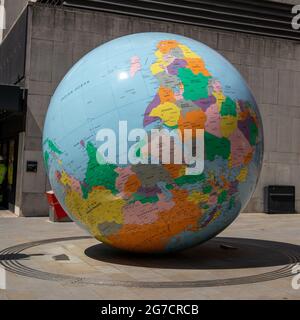 LONDRES, ROYAUME-UNI - 23 juin 2021 : un globe géant par la LSE à Londres. Mark Wallinger a renversé le monde. Banque D'Images