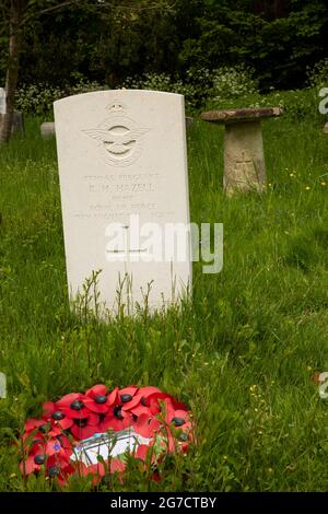 Royaume-Uni, Angleterre, Buckinghamshire, Hambleden Valley, Turville, St Mary la Vierge, chantier naval, tombe de guerre du Sergent pilote R H Hazell, âgé de 19 ans de la RAF Banque D'Images