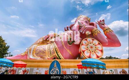 Wat Saman Rattanaram temple aux pétales de fleurs à Chachoengsao, Thaïlande Banque D'Images