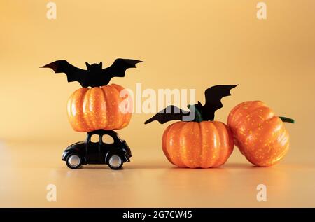 Joyeux halloween sur fond orange. Symbole offre spéciale. Conception plate. Elément de conception. Concept de célébration. Affiche de prix de l'offre de réduction. Banque D'Images