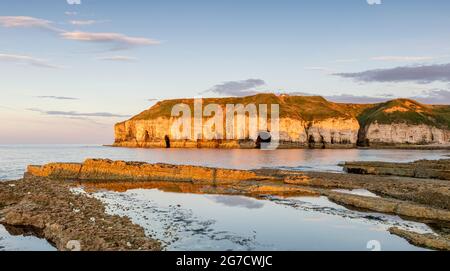 Lumière du soir sur les rochers de Thornwick Bay Banque D'Images