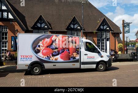 Une fourgonnette de livraison à domicile au supermarché Tesco, Stratford-upon-Avon, Warwickshire, Angleterre, Royaume-Uni Banque D'Images