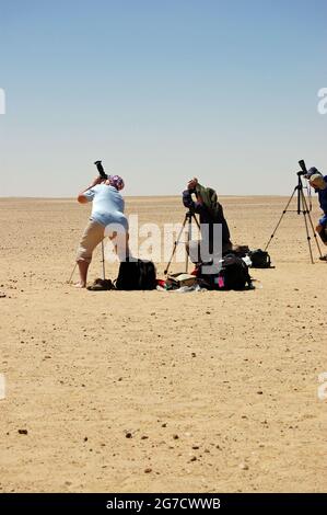 WAW al Kabir, Libye - 29 mars 2006 : touristes se préparant à observer l'éclipse solaire totale depuis un endroit isolé du désert du Sahara. Banque D'Images