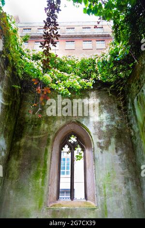 Ruine de St Dunstan dans l'église est endommagée dans le Blitz, maintenant converti en un jardin public, Londres, Royaume-Uni Banque D'Images