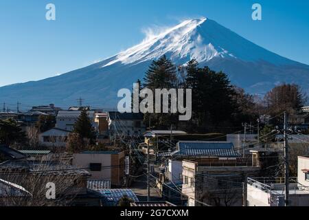 Vue matinale sur le Mont Fuji depuis la ville de Kawaguchiko au Japon. Sommet enneigé de la plus haute montagne du Japon depuis une ville japonaise. Banque D'Images