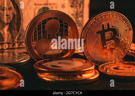 Pile de bitcoins d'or et facture d'un dollar Banque D'Images