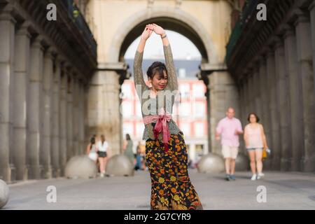 Jeune femme asiatique heureuse et belle portant une robe traditionnelle balinaise kebaya - fille indonésienne faisant la danse de Bali dans la rue pendant les vacances voyage dans Banque D'Images