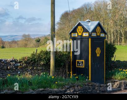 Boîte téléphonique d'assistance d'urgence de l'AA historique (Association automobile) à Aysgarth à Wensleydale, Yorkshire Dales Banque D'Images