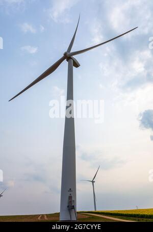 Vue vers deux éoliennes à Hook Moor Wind Farm près d'Aberford dans West Yorkshire Banque D'Images