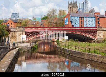 Pont de Crown point au-dessus de la rivière aire à Leeds, West Yorkshire Banque D'Images