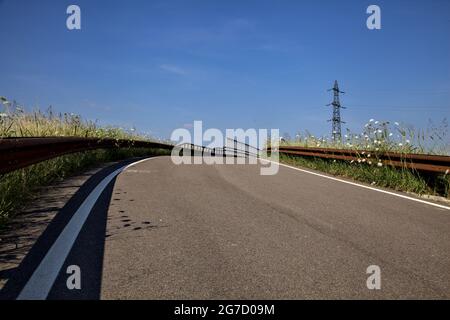 Piste cyclable sur un passage surélevé dans la campagne italienne au coucher du soleil en été Banque D'Images