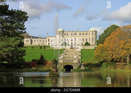 La belle et historique Powerscourt House et les jardins dans le comté de Wicklow, Irlande. Banque D'Images