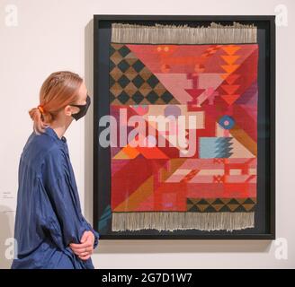 Tate Modern, Londres, Royaume-Uni. 13 juillet 2021. Œuvres de Sophie Taeuber-ARP, artiste et designer suisse de l'avant-gard du XXe siècle, prévisualisées dans une exposition du 15 juillet au 17 octobre 2021. Image: Tapisserie, c1925. Fondazione Marguerite ARP, Locarno. Crédit : Malcolm Park/Alay Live News Banque D'Images