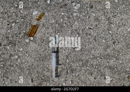 ampoule avec injection et seringue sur fond de pierre grise Banque D'Images
