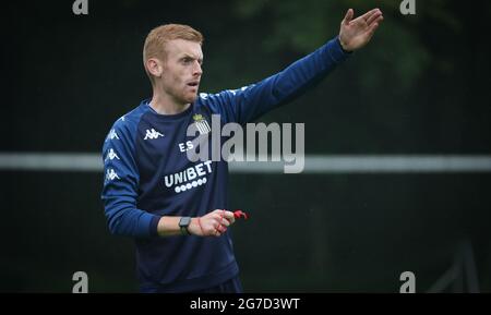 Edward, entraîneur-chef de Charleroi, continue de se faire des gestes pendant le camp d'entraînement d'été de l'équipe belge de football Sporting Charleroi, en préparation de la mer à venir Banque D'Images