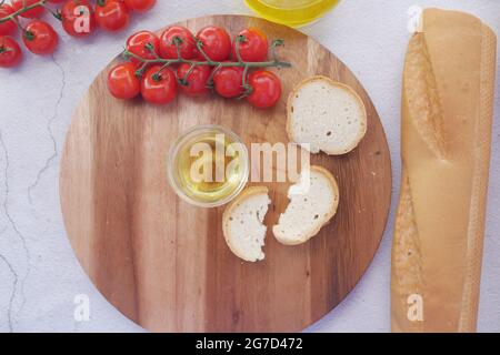 tranche de pain de repas complet et d'huile d'olive sur la table Banque D'Images