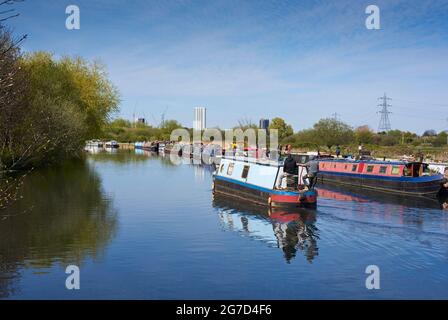 Bateau à rames sur la Lea à Walthamstow Marshes, dans le nord de Londres Banque D'Images