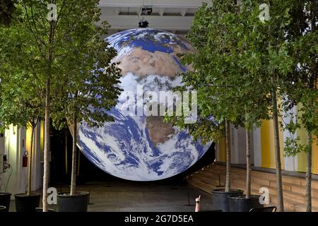 Gaia, une installation artistique de l'artiste britannique Luke Jerram sur notre planète Terre, à base, Milan, Italie. Banque D'Images