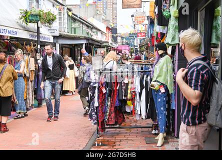 Brighton, Royaume-Uni, 13 juillet 2021 - le quartier North Laine de Brighton est actuellement occupé par les acheteurs. Brighton et Hove ont été déclarés « zone de réponse améliorée » à la suite d'une montée alarmante des cas Covid-19, en particulier de la variante Delta. Le conseil municipal doit bénéficier d'une aide et d'un soutien supplémentaires du gouvernement Ce qui stimulerait les tests et garantirait que la ville puisse rester en sécurité et ouverte aux entreprises, car la prochaine détente des restrictions commencera lundi prochain .: Crédit Simon Dack / Alay Live News Banque D'Images