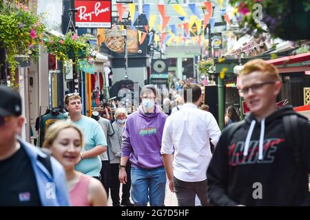 Brighton, Royaume-Uni, 13 juillet 2021 - le quartier North Laine de Brighton est actuellement occupé par les acheteurs. Brighton et Hove ont été déclarés « zone de réponse améliorée » à la suite d'une montée alarmante des cas Covid-19, en particulier de la variante Delta. Le conseil municipal doit bénéficier d'une aide et d'un soutien supplémentaires du gouvernement Ce qui stimulerait les tests et garantirait que la ville puisse rester en sécurité et ouverte aux entreprises, car la prochaine détente des restrictions commencera lundi prochain .: Crédit Simon Dack / Alay Live News Banque D'Images