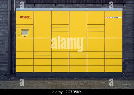 Ratzeburg, Allemagne, 12 janvier 2021 : vue de face d'une station de conditionnement DHL avec des boîtes où les clients peuvent envoyer et récupérer leurs colis Banque D'Images