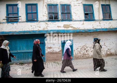 Nallihan,Ankara,Turquie - 05-12-2016: Ancienne maison de village et femmes dans le district de Nallihan Banque D'Images