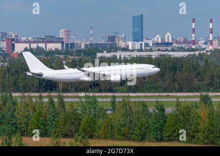 Un avion de ligne blanc a atterri sur la piste de l'aéroport sur le fond de la ville Banque D'Images